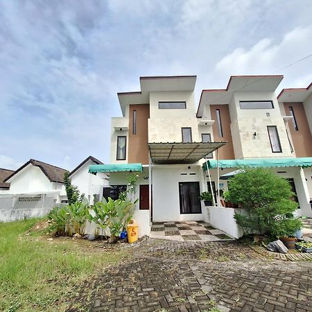 Villa Estetik Di Malang Eksteriør billede